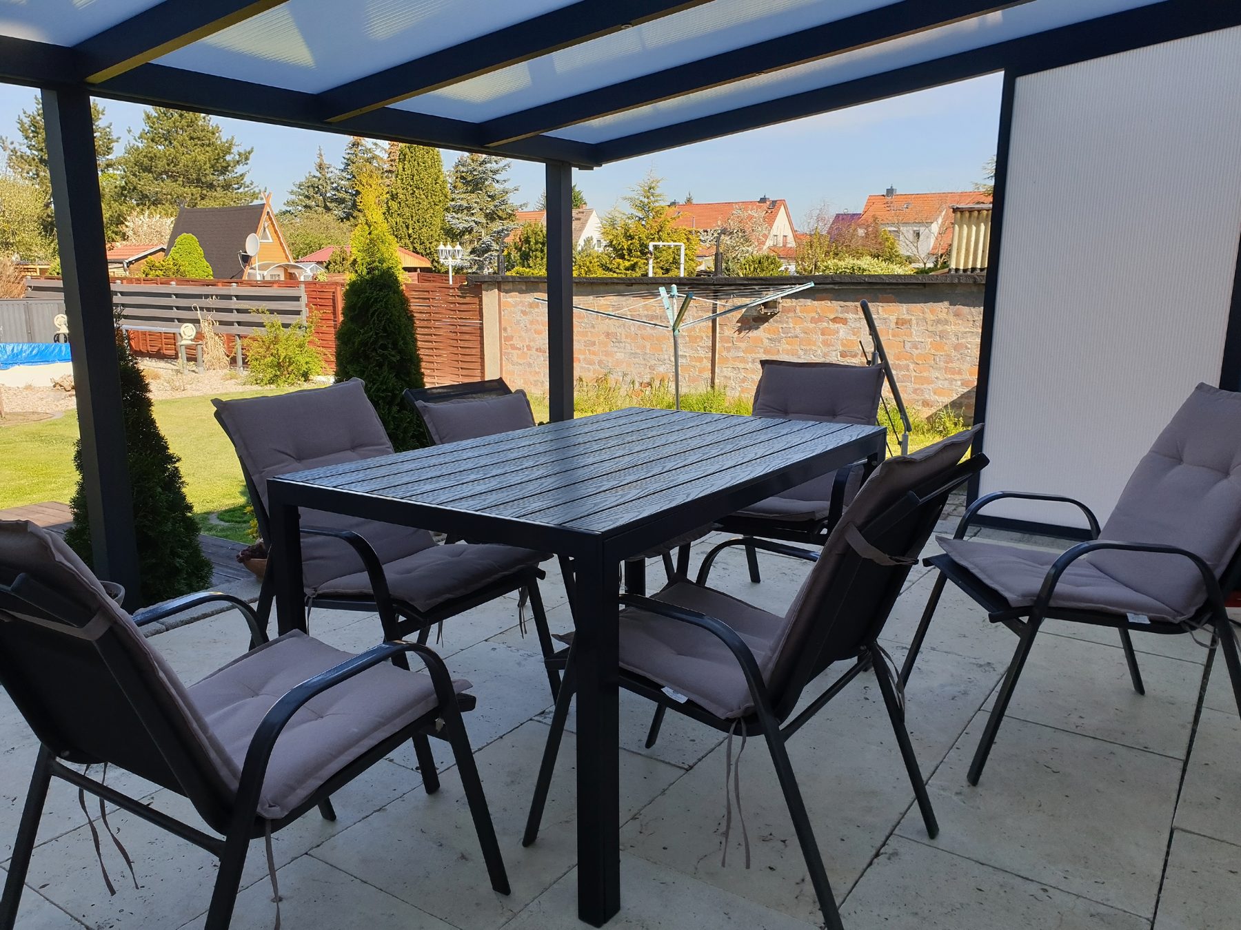 Aluminium-Terrassendach über einem Essplatz